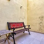 Relaxing Seaside Escape 1-bed Maisonette Near Sea Σλιέμα