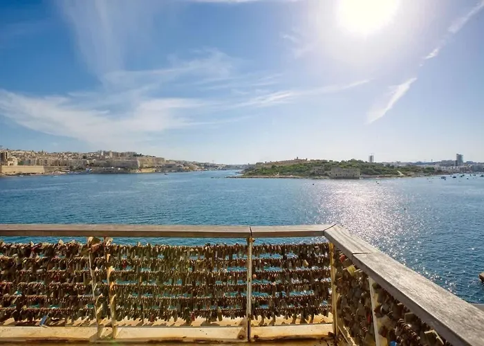 Relaxing Seaside Escape 1-bed Maisonette Near Sea 斯利马