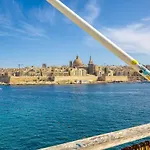 Relaxing Seaside Escape 1-bed Maisonette Near Sea דירה